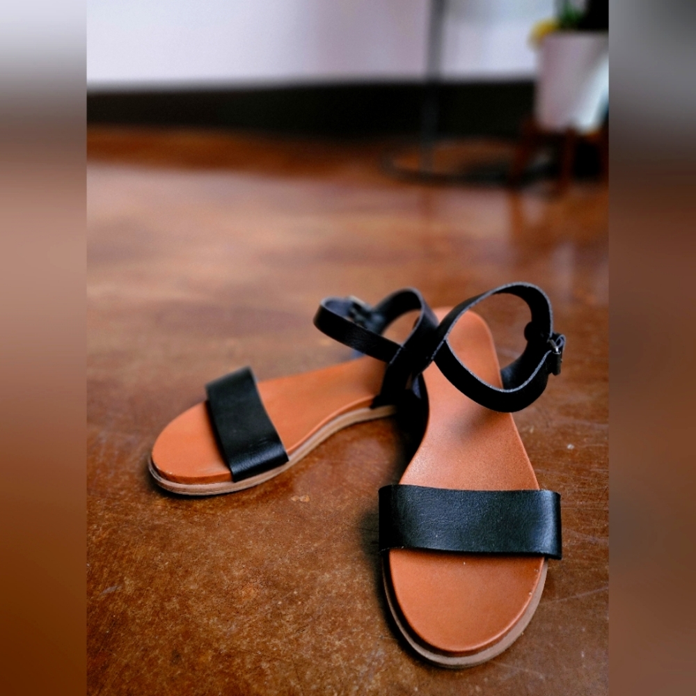 Sandal black size 8 1/2